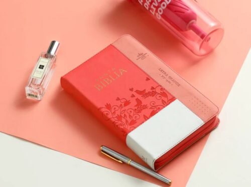 FOTOS DE BIBLIAS Y DICCIONARIOS (46) Biblia Reina Valera 1960 Tamaño Manual con Cierre, Letra Grande 12 pts, Piel Imitación Coral/Blanco con Pajaritos