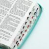 FOTOS DE BIBLIAS Y DICCIONARIOS (54) Biblia Reina Valera 1960 con Cierre, Índice y Diseño Pretty Turquesa – Letra Grande con Asa de Mano