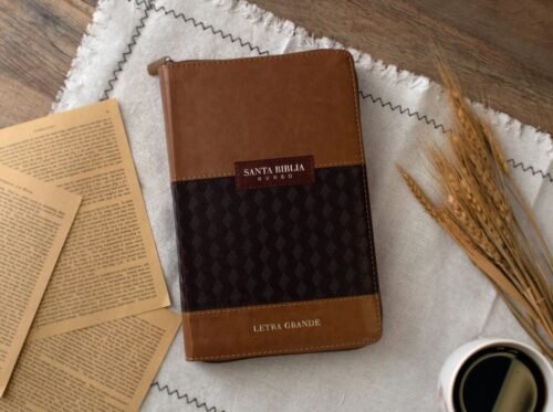 FOTOS DE BIBLIAS Y DICCIONARIOS (60) Biblia Reina Valera 1960 con Cierre, Índice y Letra Grande | Imitación Piel Café/Rojo – Edición Manual | 12 Puntos