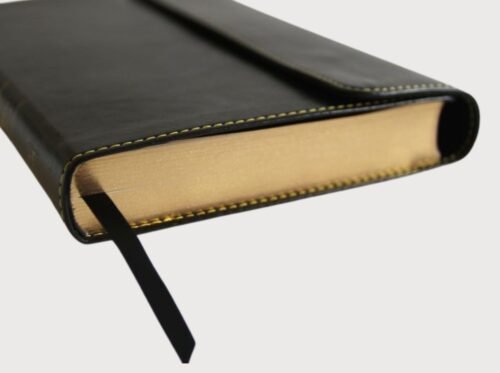 Biblia de una joven conforme al corazón de Dios (66) Biblia RVR 1960 Tamaño Manual Ultrafina con Letra Grande | Símil Piel con Solapa e Imán, Fotos de Tierra Santa y Cinta Marcadora